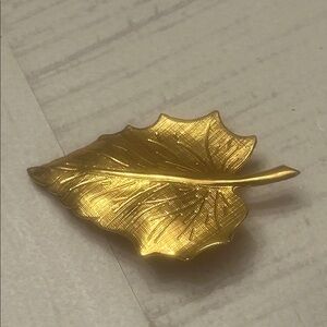 Vintage Gold Tone Autumn Fall Leaf Pin Brooch 2"